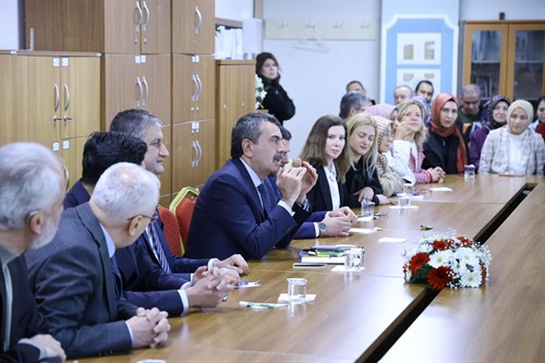 Millî Eğitim Bakanımız Sayın Yusuf Tekin, Kardemir Kız Anadolu İmam Hatip Lisesi’ni ziyaret ederek öğretmenlerle bir araya geldi.