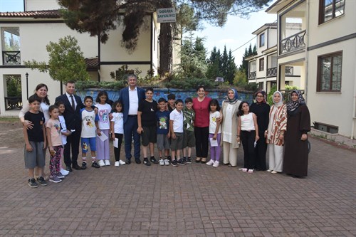 Valimiz Mustafa Yavuz ve Eşi Süreyya Yavuz Hanımefendi Güleç Çocuk Evleri Sitesinde Kalan Çocuklarımızın Bayramını Kutladı.