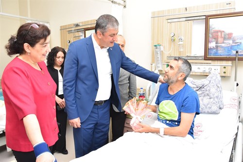 Valimiz Mustafa Yavuz ve Eşi Süreyya Yavuz Hanımefendi, Kurban Bayramı Münasebetiyle Karabük Eğitim ve Araştırma Hastanesi’ni Ziyaret etti.