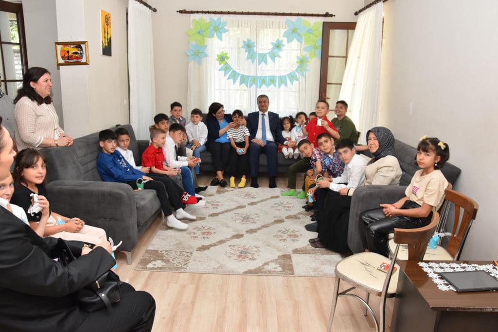 Valimiz Mustafa Yavuz ve Eşi Süreyya Yavuz Hanımefendi, Güleç Çocuk Evleri Sitesi’ndeki Çocuklarımızın Ramazan Bayramı’nı Kutladı.