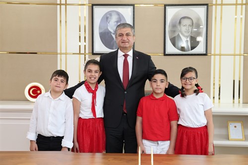 Valimiz Sayın Mustafa Yavuz, 23 Nisan’da Makamını Öğrencilere Devretti.